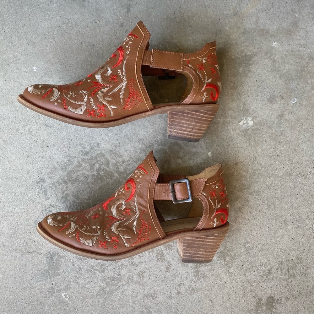 Kelsi Dagger Embroiderd Booties